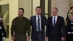 Volodimir Zelenski a ajuns la Paris. A fost întâmpinat de preşedintele francez şi cancelarul german / Macron: 