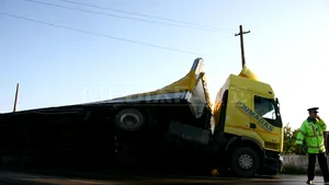 Drumul european E 581, blocat pe un sens după răsturnarea unui tir cu biscuiţi