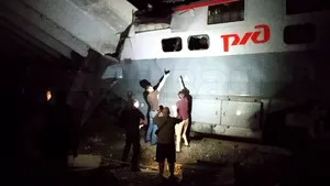 VIDEO Rusia: Un tren a deraiat după ce un pod s-a prăbușit peste calea ferată. Cel puțin 7 oameni au murit