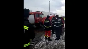 Accident la ieşirea de pe Autostrada A1, în Argeş: Şapte persoane au fost rănite după ce microbuzul în care se aflau a ratat curba | VIDEO