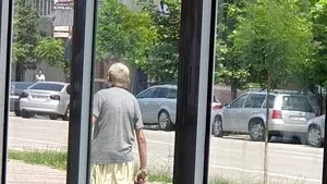 Un bărbat înarmat cu un pistol de jucărie, dus la audieri după ce a speriat clienţii unui bar