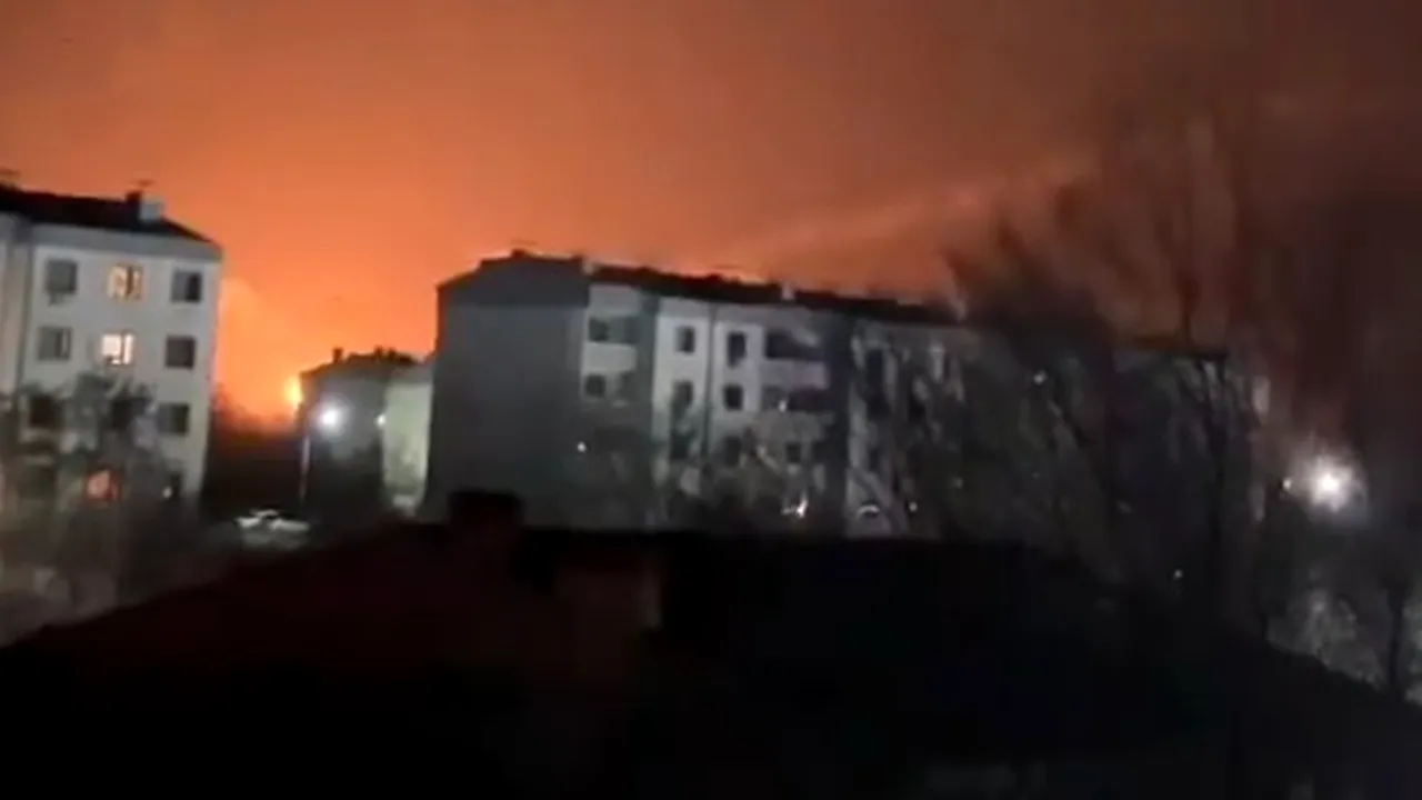 O dronă rusească a lovit o benzinărie de pe linia frontului din nordul Ucrainei. Patru răniți, între care un jurnalist