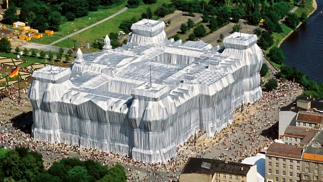 Celebrul Christo, artistul de origine bulgară care a învelit în ţesătură clădirea Rechstagului, a murit