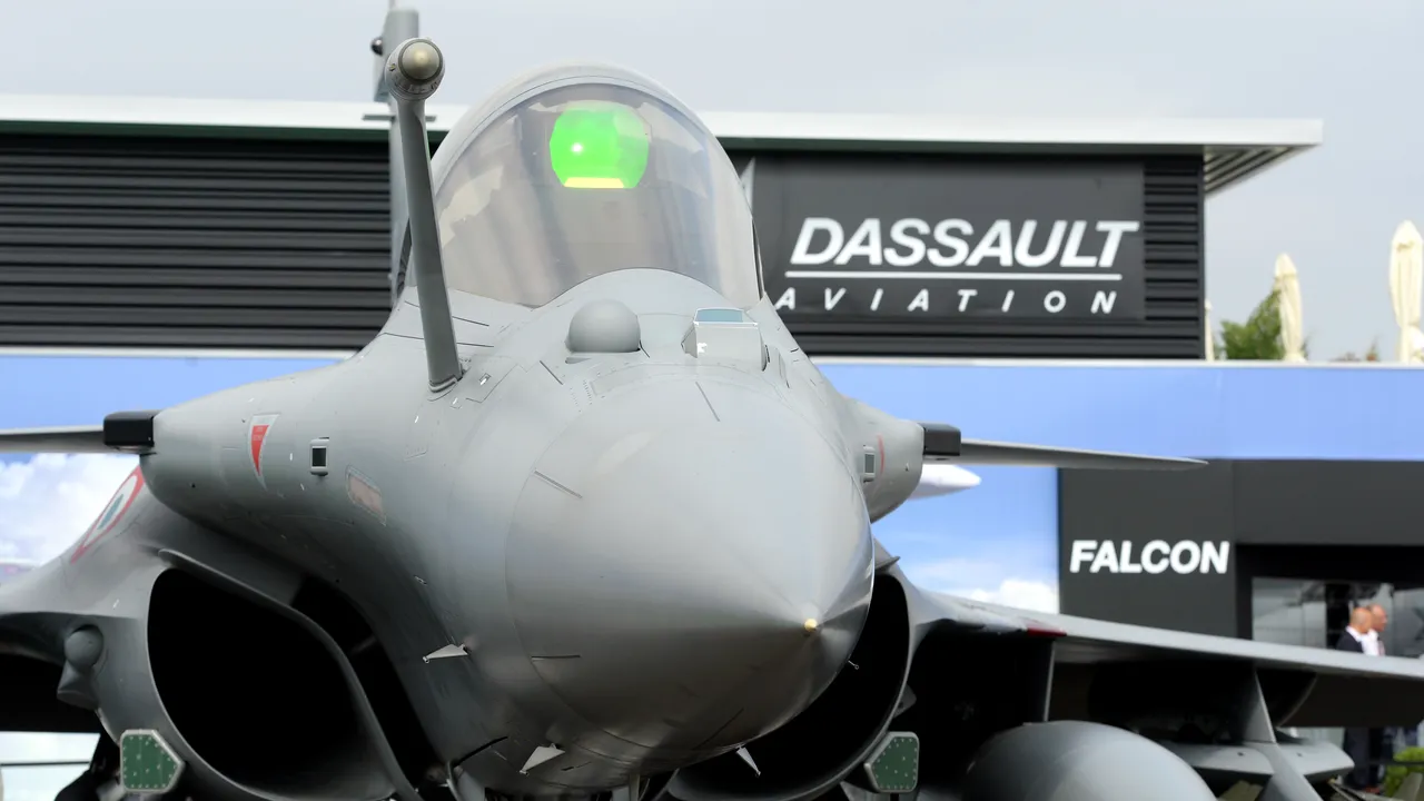 Serbia se îndepărtează de Rusia şi urmează să cumpere 12 avioane de luptă franceze Rafale