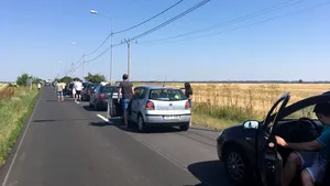 GALERIE FOTO | Coloană de maşini de peste un kilometru pe sensul de ieşire din ţară, la vama Cenad