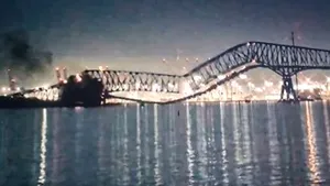 Podul Key din Baltimore s-a prăbuşit după ce a fost lovit de o navă. Video din momentul impactului / Salvatorii caută supravieţuitori în râu