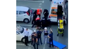UPDATE Bărbatul dezbrăcat, care a supravieţuit după ce s-a aruncat în gol de la balconul unui bloc din Sectorul 3, a murit ulterior