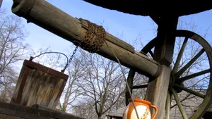 Argeş: Un adolescent şi tatăl lui au căzut într-un puţ adânc de 10 metri