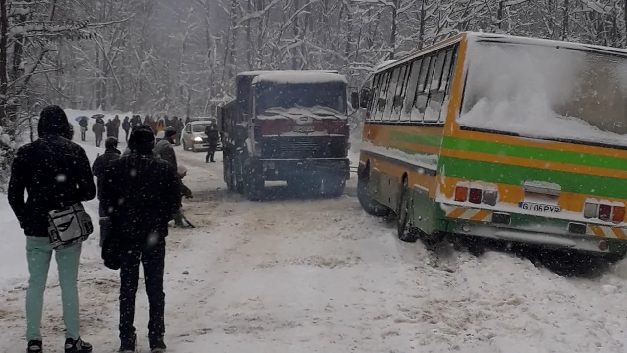 Un autobuz şcolar cu 40 de elevi a derapat şi a ajuns în şanţ. Administratorul drumului a fost amendat