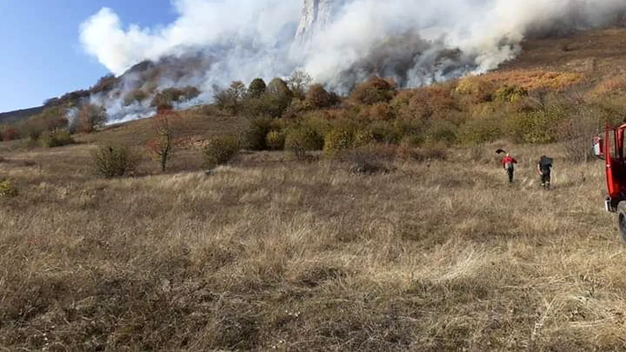 Incendiu puternic în Munţii Apuseni. Pompierii intervin de peste 10 ore pentru stingerea flăcărilor/ MApN a trimis o aeronavă Spartan - FOTO, VIDEO