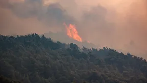Incendiile se extind, în apropiere de Atena. Case şi mănăstiri au fost evacuate