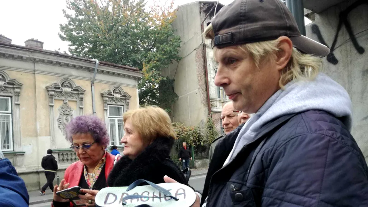 VIDEO - Schimb de replici între pensionari şi protestatari, la ÎCCJ, înainte de procesul lui Dragnea: „Să plece!”/ „Poporul de stânga caută să îmbunătăţească nivelul de trai”