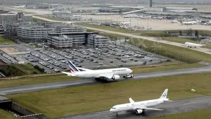 Franţa: 1.800 de zboruri anulate din cauza grevei controlorilor de trafic aerian