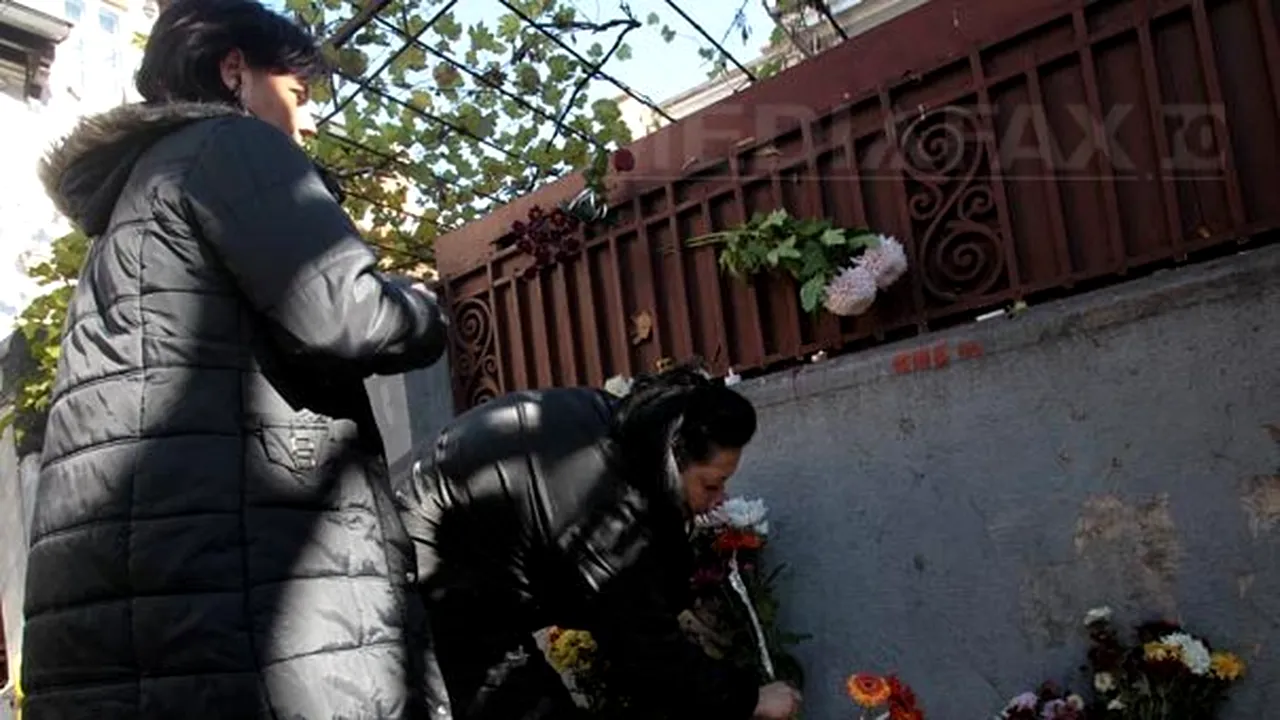 Zeci de persoane depun flori şi aprind lumânări în memoria lui Păunescu, la casa acestuia - VEZI VIDEO