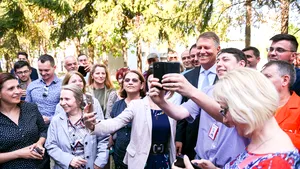 Iohannis şi-a făcut selfie-uri cu simpatizanţii în timpul vizitei la compania Aerostar din Bacău | GALERIE FOTO 