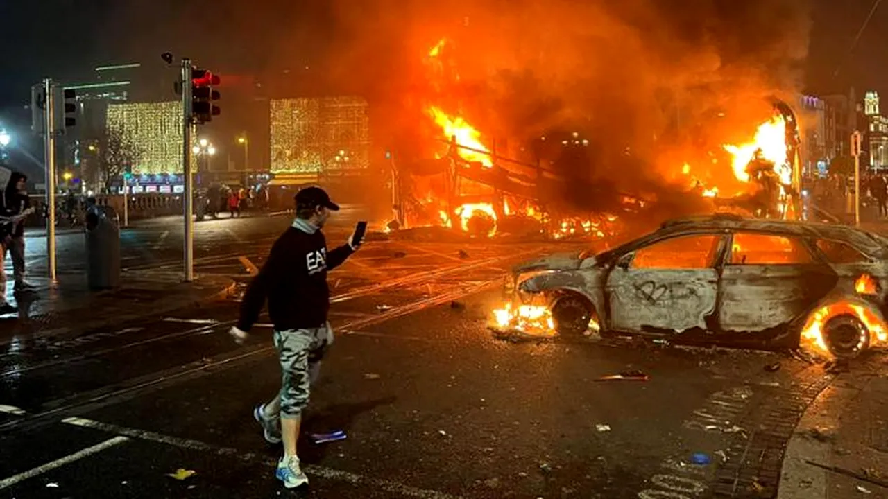 Proteste violente izbucnesc la Dublin după înjunghierea a trei copii şi doi adulţi