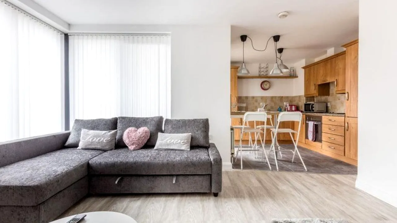 Apartament de lux, închiriat pe internet, DEVASTAT de o petrecere sălbatică. Chiriaşa are doar 16 ani | FOTO