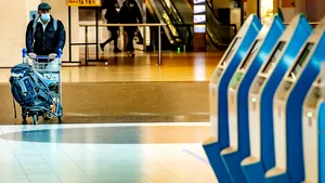 Joe Biden va reînnoi interdicţia de intrare în SUA pentru călătorii care vin din Europa, Brazilia şi Africa de Sud