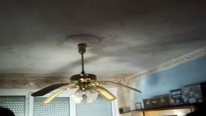 Igrasie şi infiltraţii într-un bloc renovat recent la Galaţi cu fonduri europene | FOTO