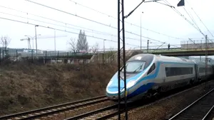 Un tren în care se afla premierul Poloniei, blocat de furtunile puternice în sudul ţării