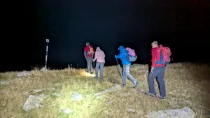 Doi turiști au fost recuperați din Munții Făgăraș, după ce noaptea i-a prins pe traseu. Erau epuizați, iar unul dintre drumeți avea o luxație