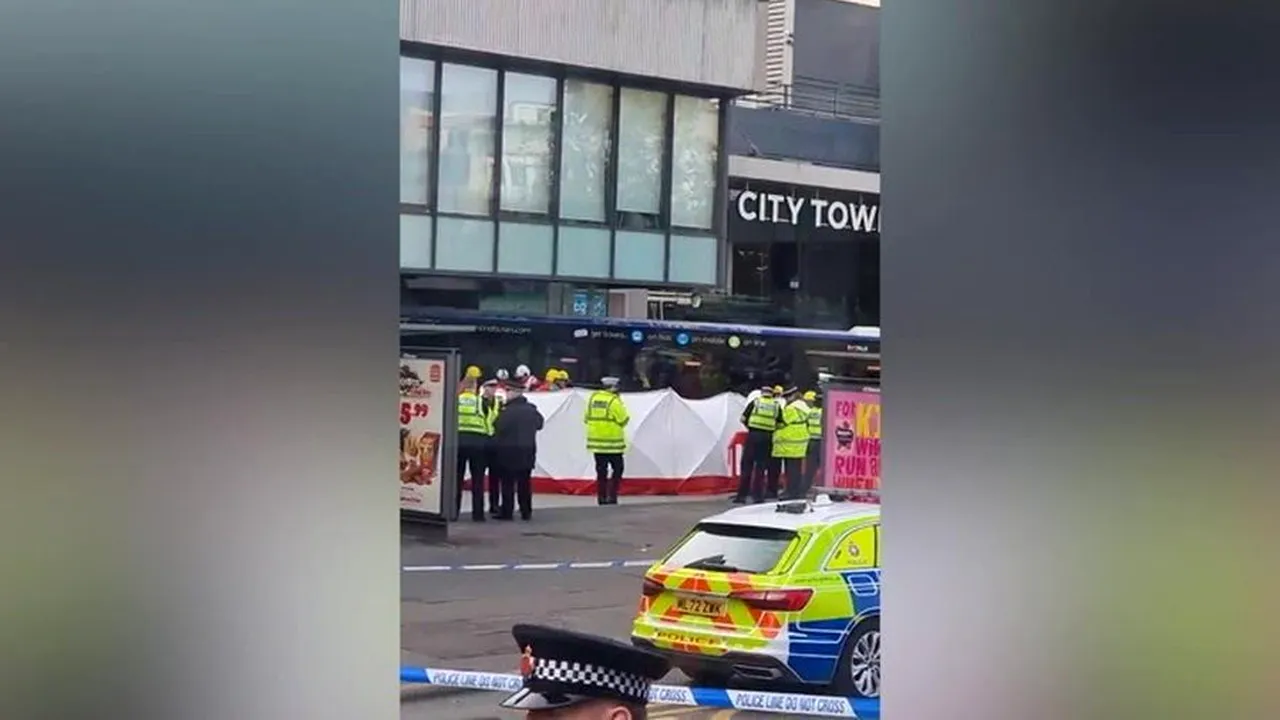 Manchester: Două persoane rănite după ce un autobuz a intrat într-o cafenea