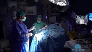 Premieră în România: Primul copil operat pe creier în semiîntuneric de o tumoră gigant de 10 cm