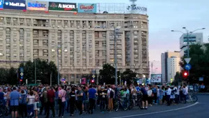 Protest în Piaţa Victoriei după decizia Curţii Constituţionale în cazul Laurei Codruţa Kovesi: Cordonul jandarmilor, forţat de manifestanţi/ Circulaţia dinspre Bl. Aviatorilor şi dinspre Bl. Lascăr Catargiu, OPRITĂ | FOTO,VIDEO