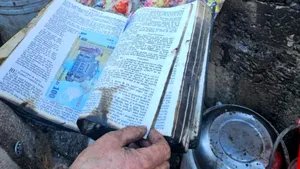 Bani ascunşi într-o Biblie, salvaţi miraculos din flăcările unui incendiu