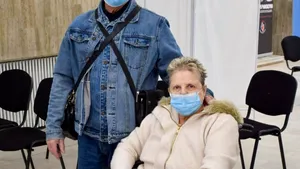 Poveste de dragoste la vaccinare. Un bărbat din Capitală s-a imunizat pentru a pleca cu soţia la tratament în străinătate