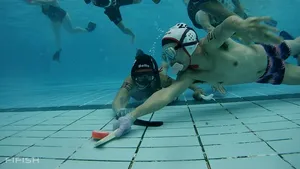 Turneu de hochei sub apă la Hong Kong. Sportivii explică de ce îl practică