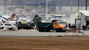 Zborul demonstrativ încheiat tragic în SUA: Şapte persoane au murit în urma prăbuşirii unui avion din al II-lea Război Mondial | VIDEO