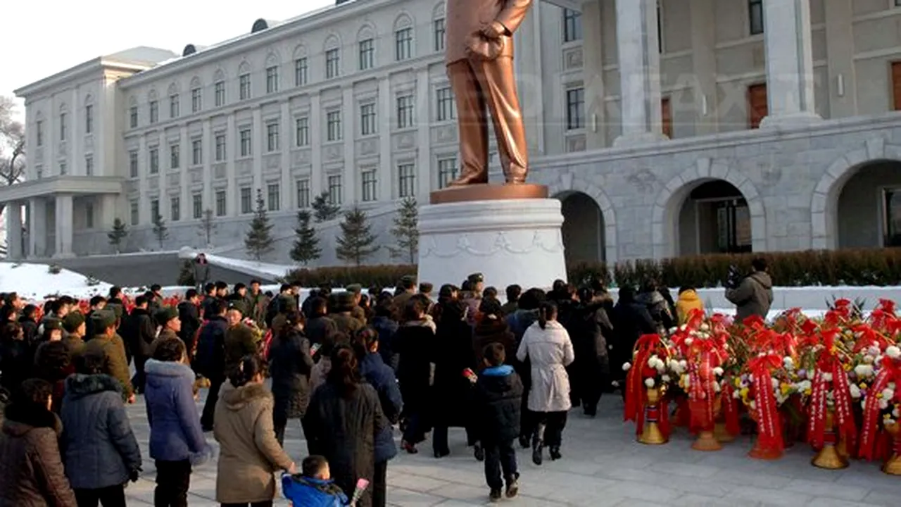 Zeci de mii nord-coreeni i-au adus un omagiu lui Kim Jong-il la trei ani de la deces