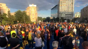 Incidente în Piaţa Victoriei. Protestatarii au blocat parţial traficul în faţa Guvernului | VIDEO