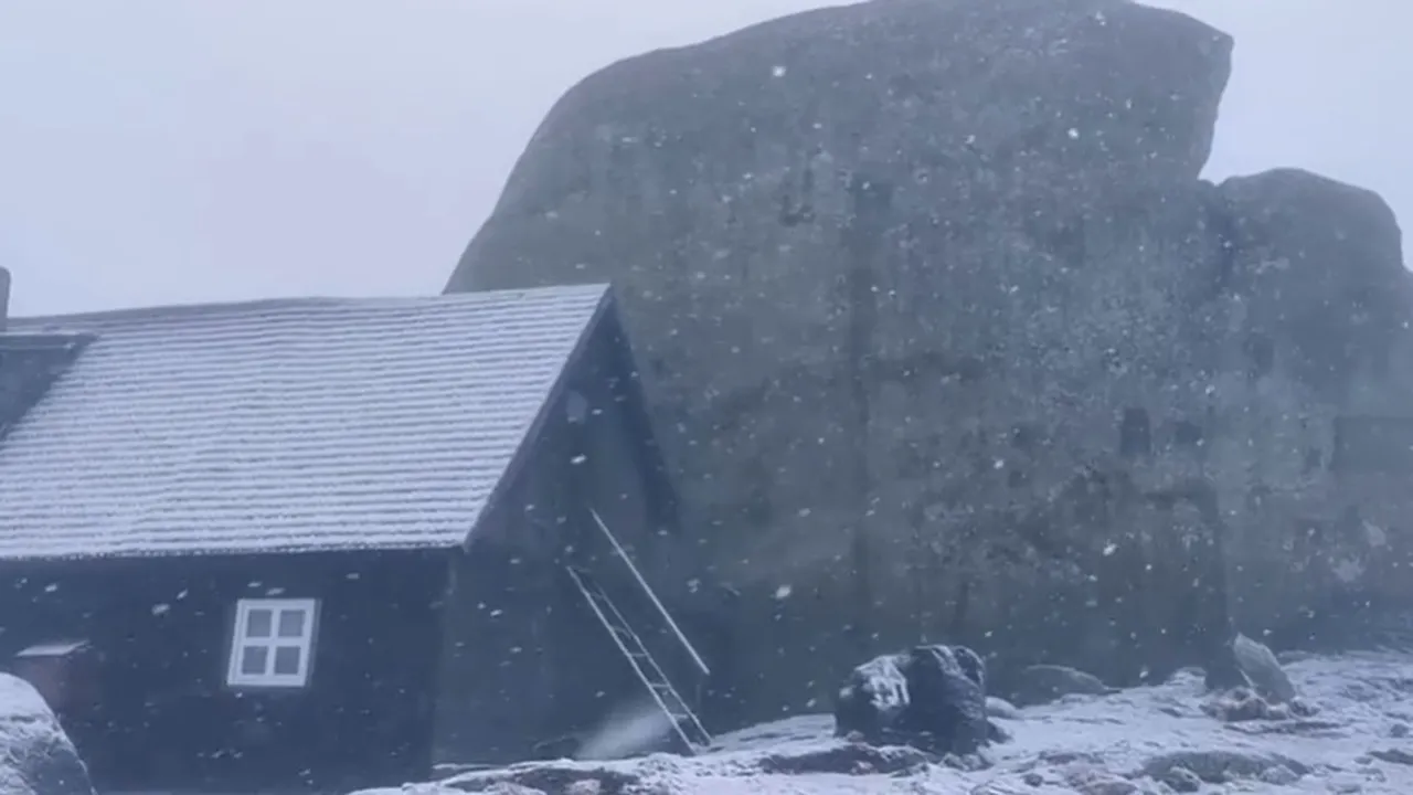 METEO. Vin ninsorile la munte. Strat de zăpadă de 3 centimetri în România în munţii cei mai vizitaţi de turişti 