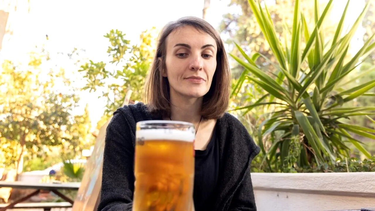 De ce corpul femeilor reacționează diferit la alcool față de corpul bărbaților