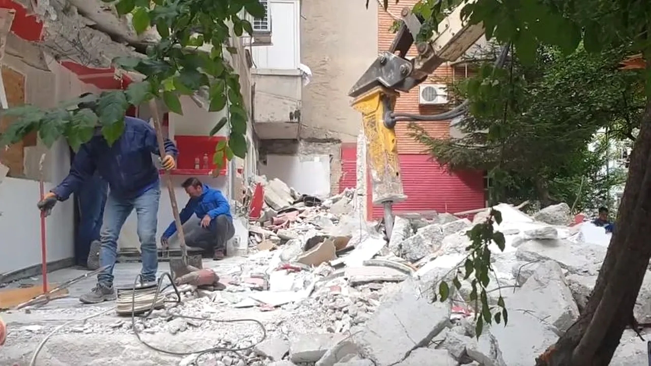 Construcţie ilegală, demolată în Sectorul 4. Un balcon cu curte şi beci a fost dărâmat VIDEO