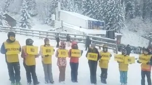 Comunitatea Declic, protest pe schiuri în Poiana Braşov: ”Tăiaţi pensiile speciale, nu pădurile”