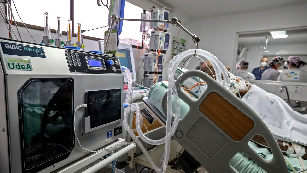 Medici: Numărul cazurilor de la terapie intensivă a scăzut la jumătate şi mortalitatea a fost redusă