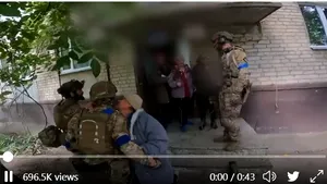 Locuitorii din Balaklia, oraş eliberat, salvaţi din mâinile ruşilor. Oamenii îi îmbrăţişează pe soldaţii ucraineni

