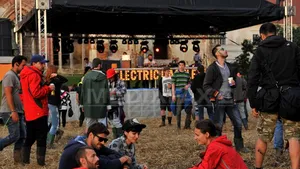 Peste 40.000 de persoane au înfruntat ploaia şi noroiul la Festivalul Electic Castle - FOTO