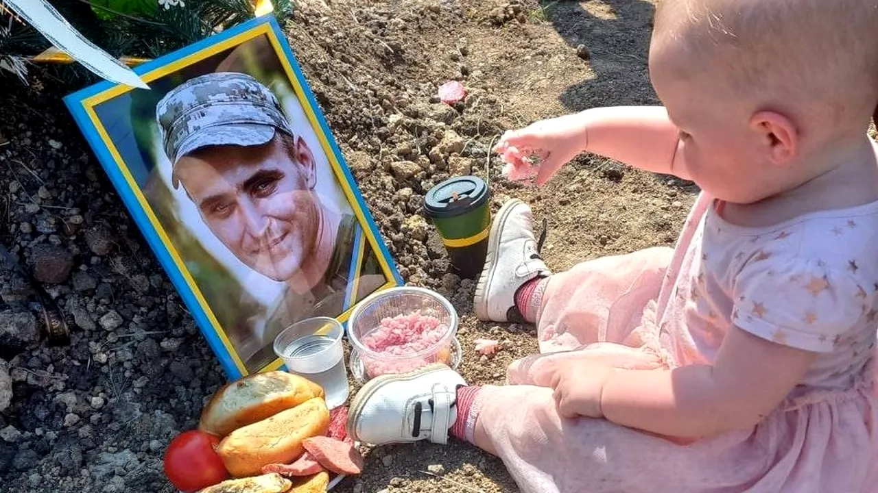 Tragedia din Ucraina. Un copil şi-a petrecut ziua de naştere la mormântul tatălui său