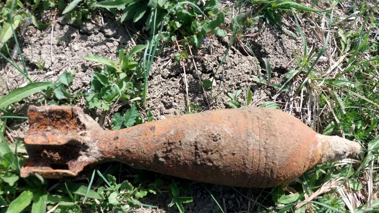Bombă de aviaţie din Al Doilea Război Mondial, descoperită în mijlocul oraşului Galaţi. Ce spun pirotehniştii 