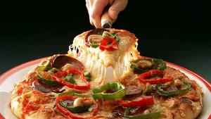Cum a ajuns un american să vândă pizza de milioane de euro în România