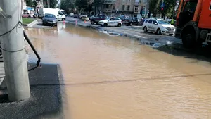 Avarie la o magistrală de apă în Capitală. Poliţiştii au deviat traficul/ Când vor fi remediate problemele  VIDEO