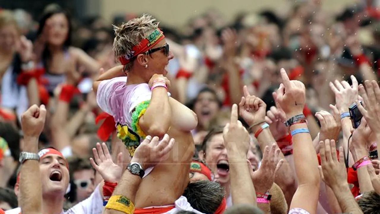 Topless şi vin roşu, la startul curselor de tauri din Pamplona - GALERIE FOTO