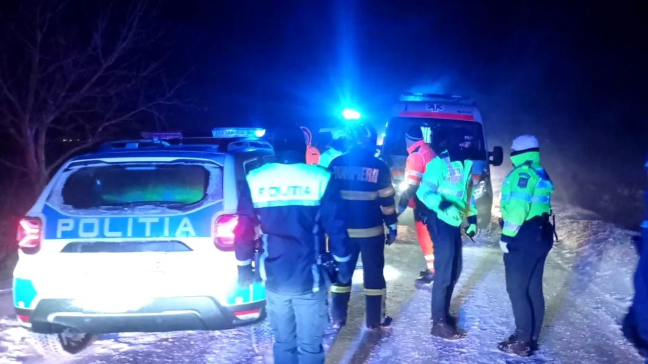 Un microbuz în care se aflau şapte copii şi doi adulţi a ieşit de pe carosabil şi s-a răsturnat