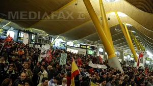 Confruntări violente între grevişti ai companiei Iberia şi poliţie, pe aeroportul din Madrid