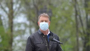 Iohannis a mers la centrul de vaccinare drive-thru din Piaţa Constituţiei: ”Pot veni şi românii din Diaspora”