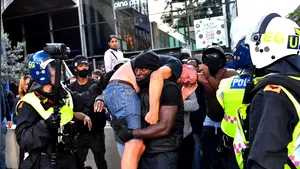 FOTO O imagine cât o mie de cuvinte. Un afro-american cară un alb rănit din gruparea rivală